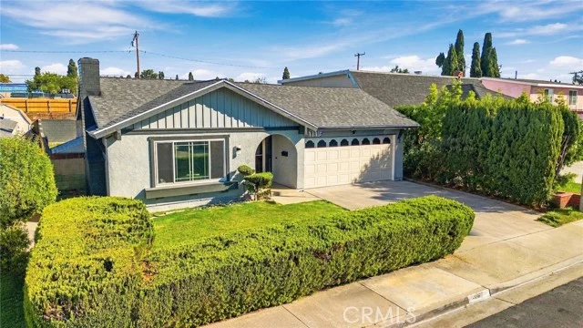 1119 E Gladwick Street photo 2