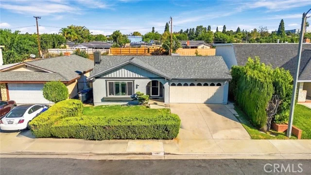 1119 E Gladwick Street photo 3