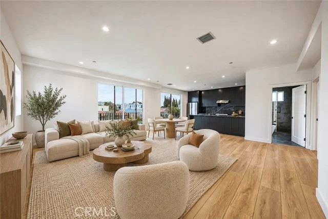 1525 S Carmelina photo 3