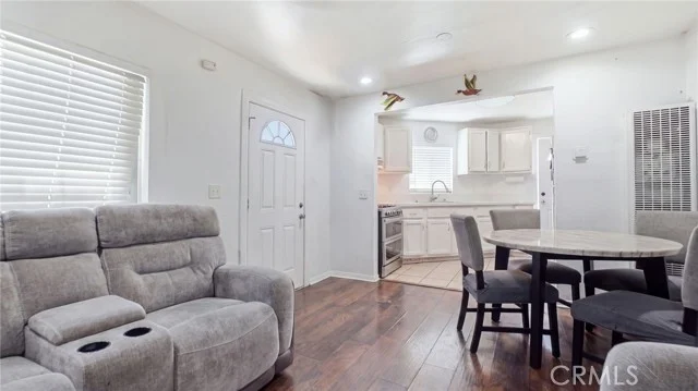 1374 E Vernon photo 2