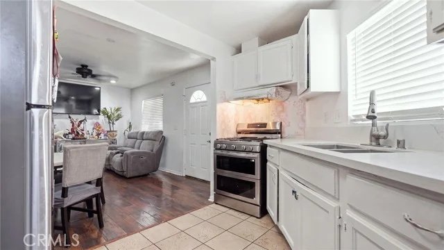 1374 E Vernon photo 3