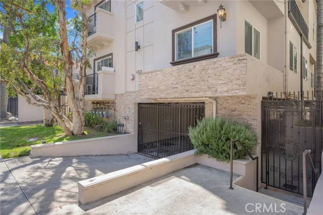 4325 Stern Avenue photo 3