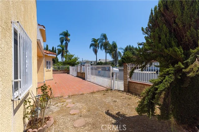 3672 S Normandie photo 4