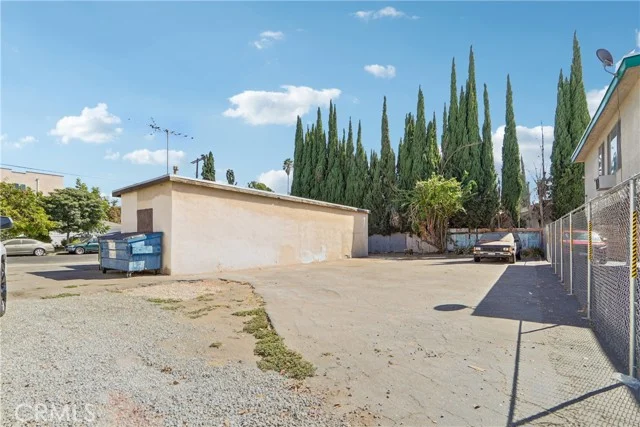 6870 Woodley Avenue photo 4