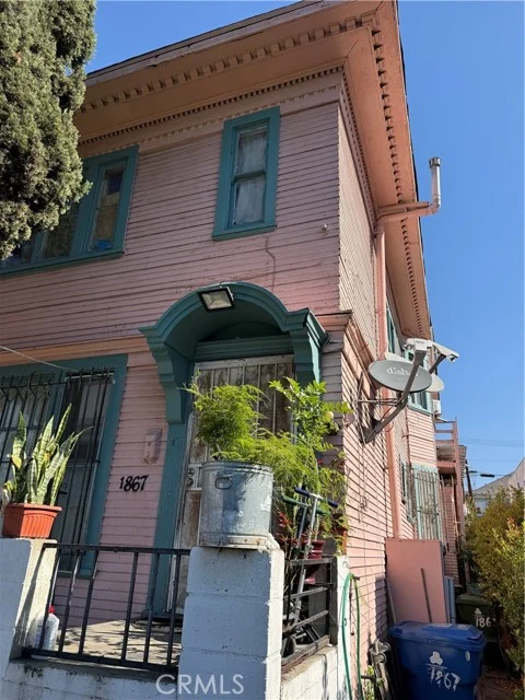 1867 W 11th photo 3