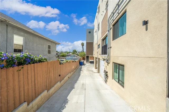 327 N Chicago photo 4