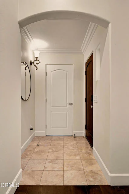 664 S Mansfield Avenue photo 3