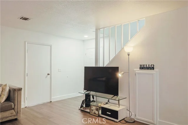 2214 W Wardlow photo 3
