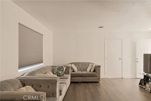 2214 W Wardlow photo 4