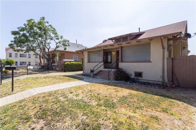 206 S Soto photo 2