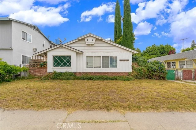 5816 Woodman Ave photo 2