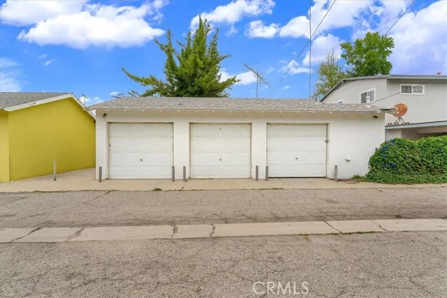 5816 Woodman Ave photo 3