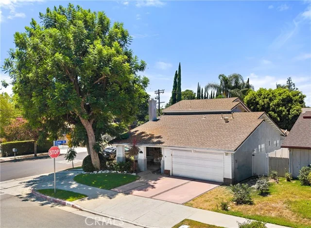 6301 Yarmouth Avenue, Encino