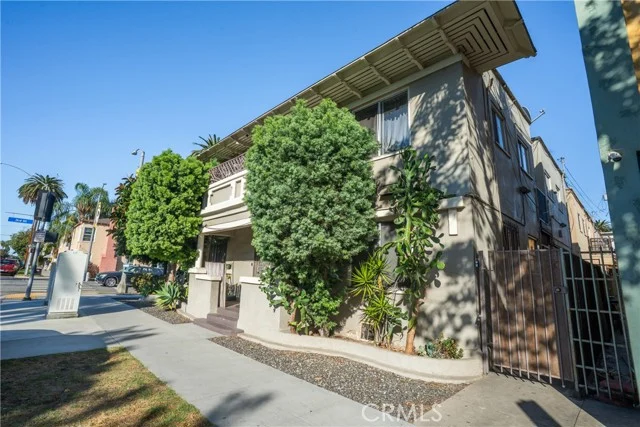 702 E 3rd photo 3
