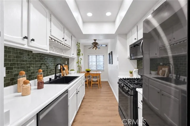 6540 Hayvenhurst Avenue #35 photo 4