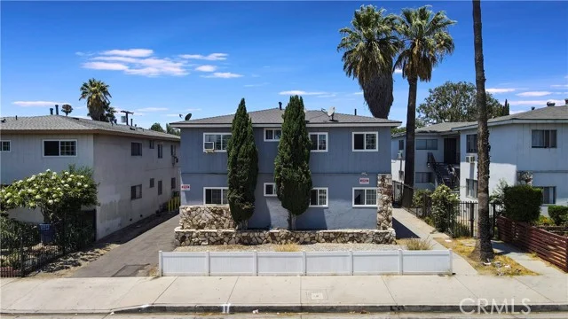 6925 Whitsett photo 2