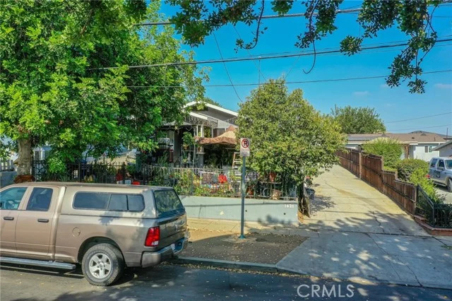 1621 Murchison photo 2
