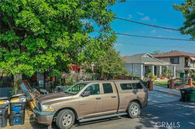 1621 Murchison photo 3
