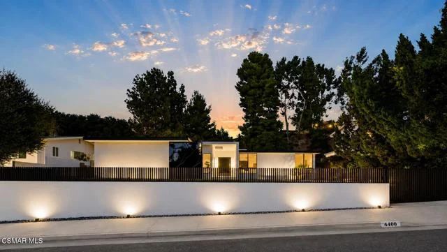 4400 Topanga Canyon Boulevard photo 4