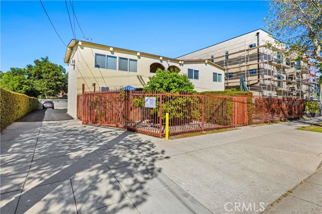 5923 Woodman Avenue photo 4