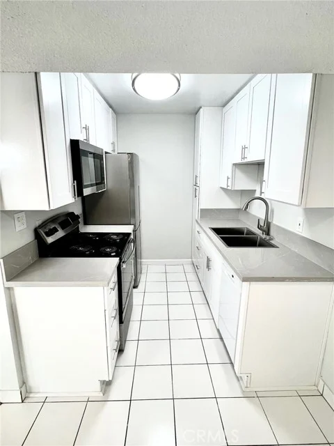 502 N Elena Avenue photo 5