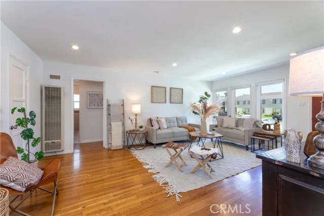1014 E Carson photo 2