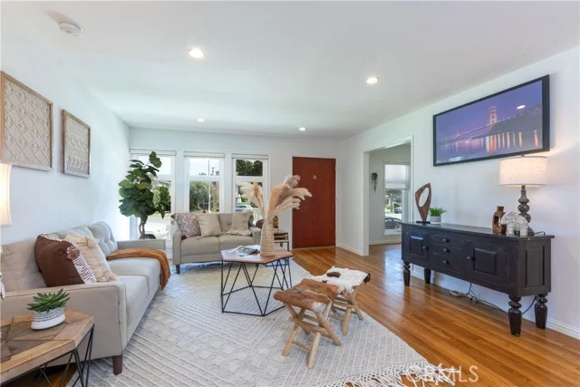 1014 E Carson photo 3