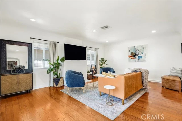 11441 Kittridge Street photo 4