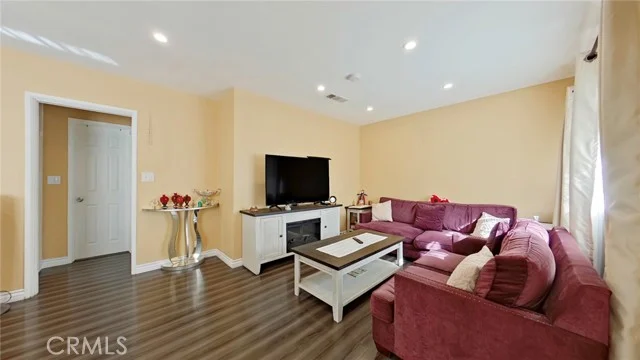 5633 Denny photo 4