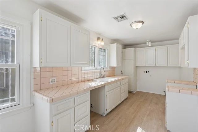 1922 W 84th photo 4