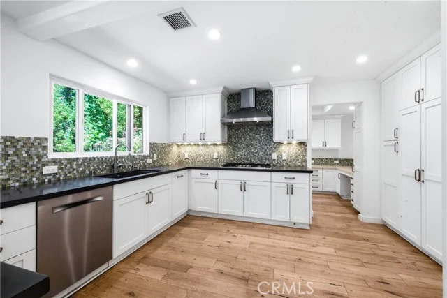 2284 Silver Spring photo 3