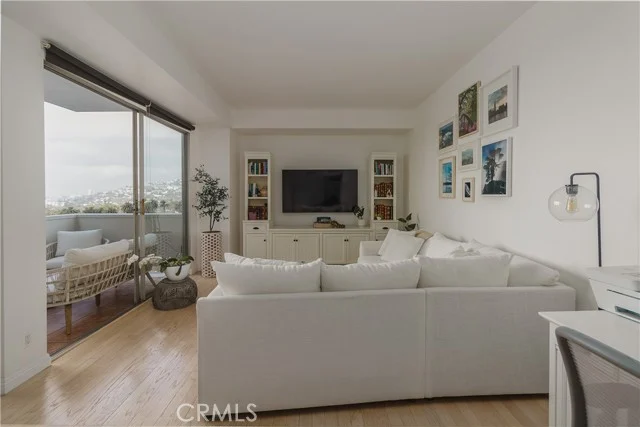 7250 Franklin Avenue #1008, Los Angeles