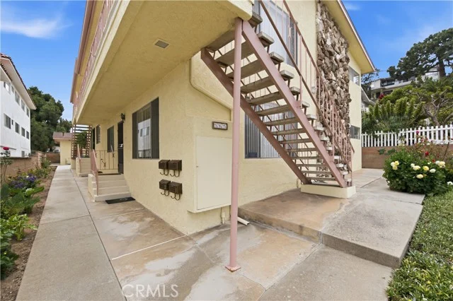 565 W 36th photo 3