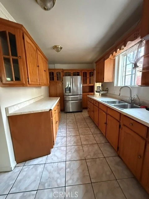 959 S Hillview Avenue photo 4