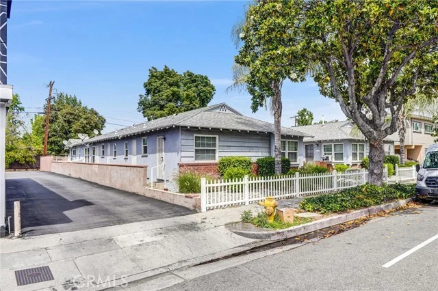 14821 Burbank photo 2