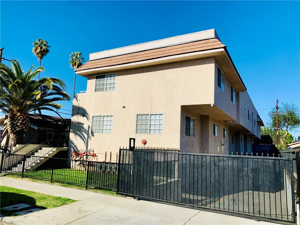14253 Gilmore Street photo 4