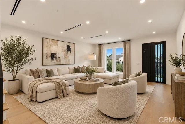 14931 Vose Street photo 4