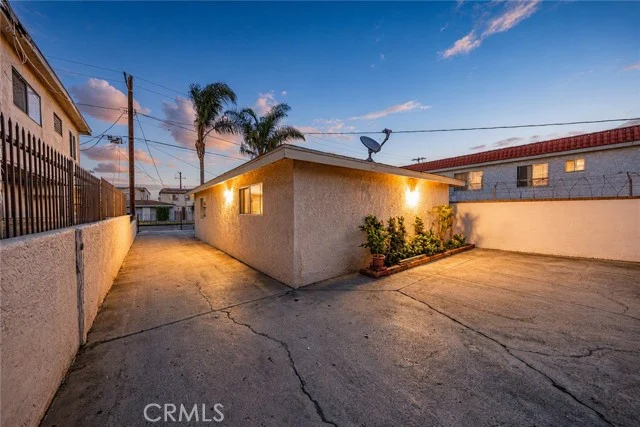 1516 W 226th photo 3