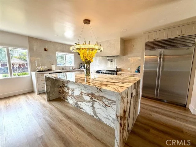 5439 Gentry photo 3
