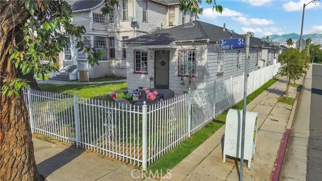 2429 E 3rd photo 3