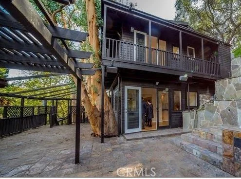 1843 N Beverly Glen photo 2