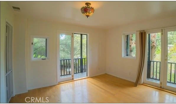 1843 N Beverly Glen photo 3