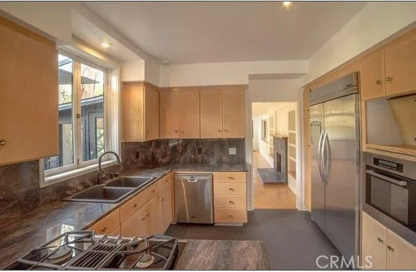 1843 N Beverly Glen photo 4