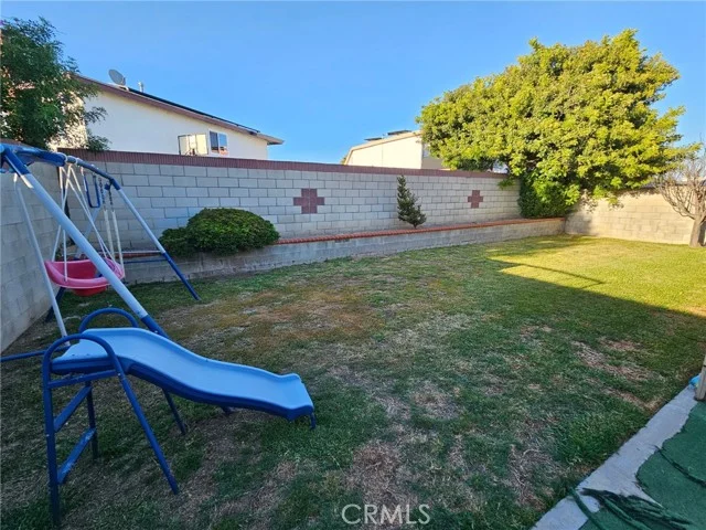1221 E Denwall photo 3