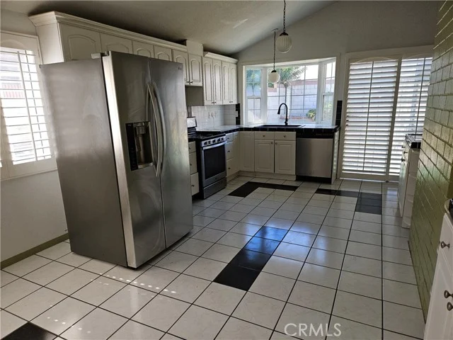 1221 E Denwall photo 4