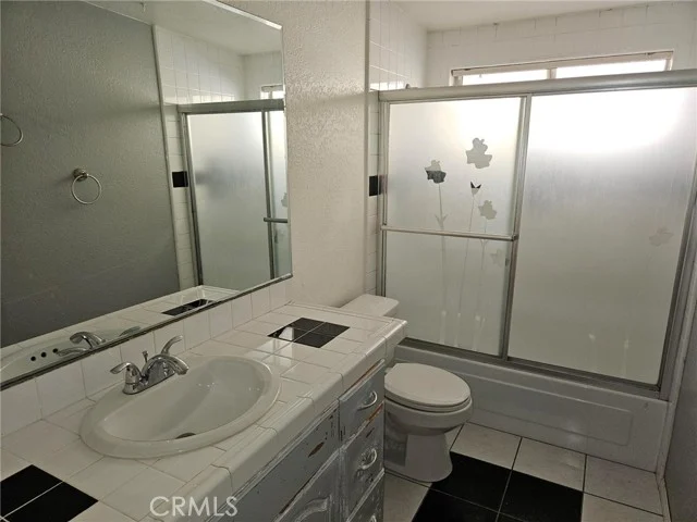1221 E Denwall photo 5