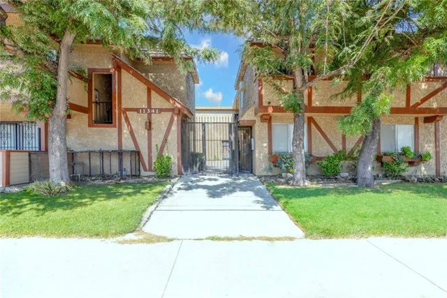 11341 Victory Boulevard photo 2