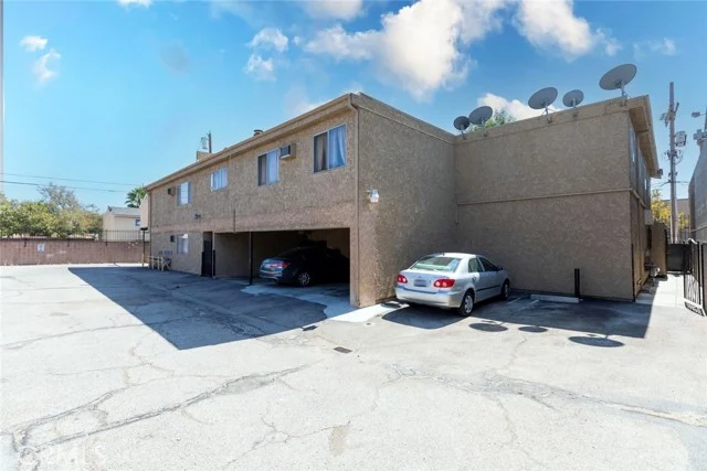 11341 Victory Boulevard photo 4