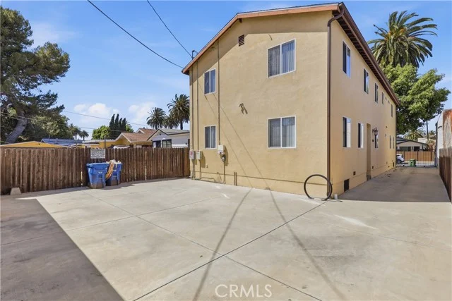 1614 W 39th Place photo 2