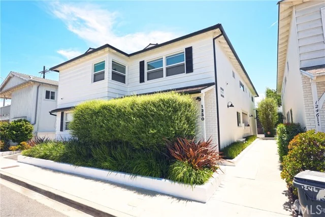 1250 Manhattan Beach photo 2